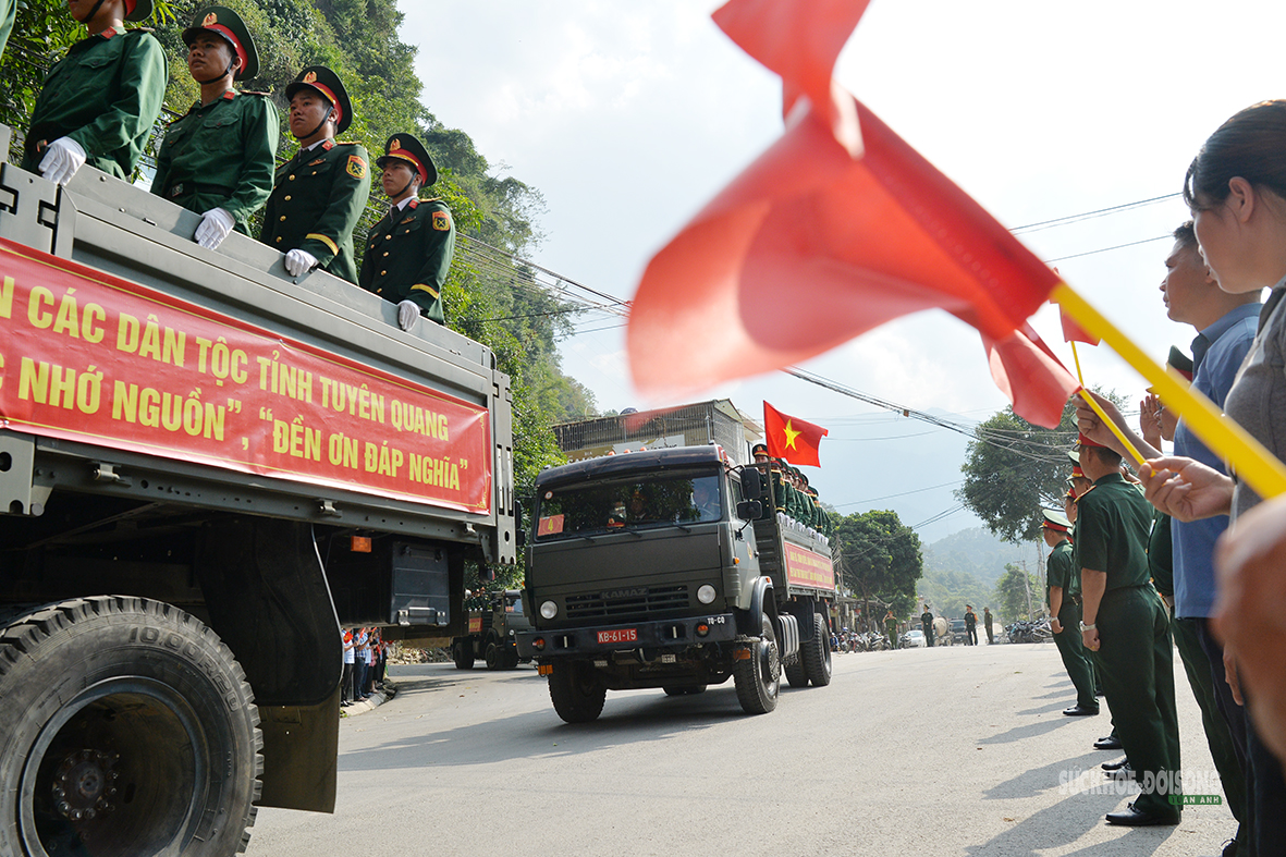 Xúc động hành trình đưa 93 hài cốt liệt sĩ về Vị Xuyên- Ảnh 4.