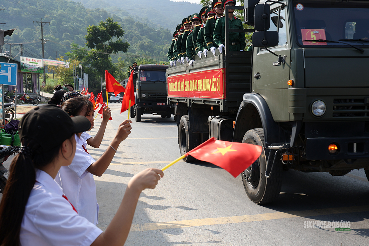 Những ánh mắt nghẹn ngào tiễn 93 hài cốt liệt sĩ trở về Vị Xuyên - Ảnh 7.