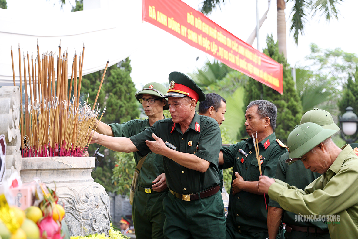 Nghẹn ngào lễ tiễn đưa 93 liệt sĩ về đất mẹ Vị Xuyên - Ảnh 4.