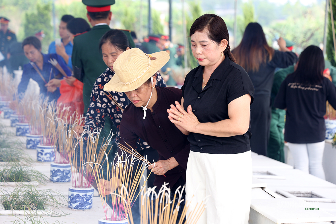 Nghẹn ngào lễ tiễn đưa 93 liệt sĩ về đất mẹ Vị Xuyên - Ảnh 10.