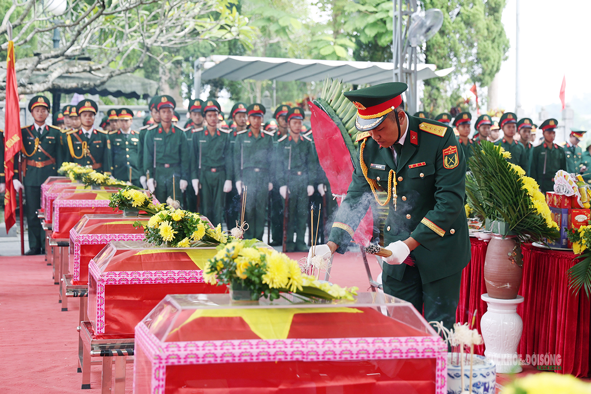 Trang nghiêm lễ truy điệu, an táng 93 hài cốt liệt sĩ tại Vị Xuyên - Ảnh 12.