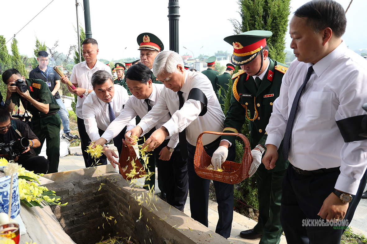 Trang nghiêm lễ truy điệu, an táng 93 hài cốt liệt sĩ tại Vị Xuyên - Ảnh 9.