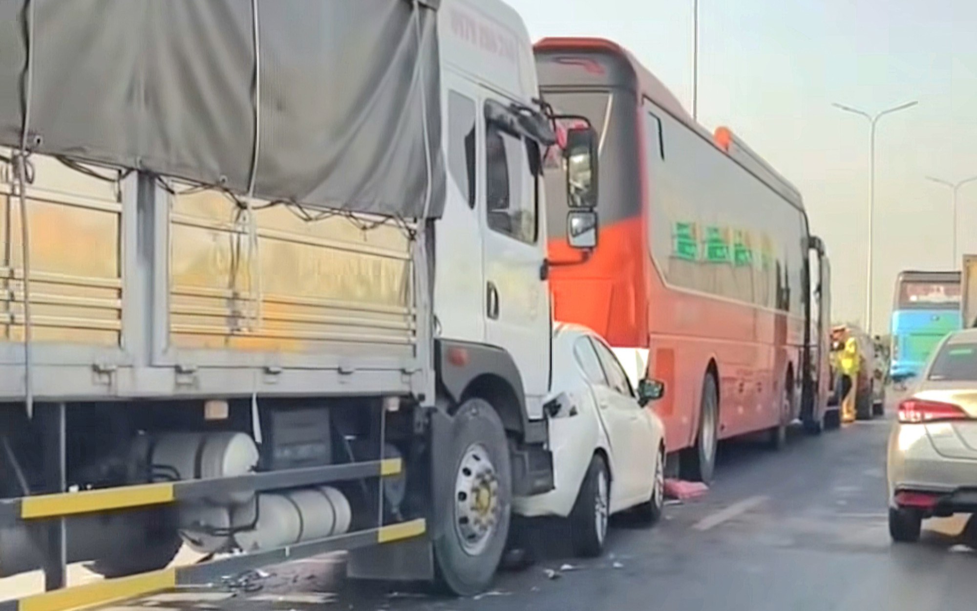 Tai nạn giao thông lúc rạng sáng: 3 thanh niên, 1 nữ sinh tử vong - Ảnh 4.