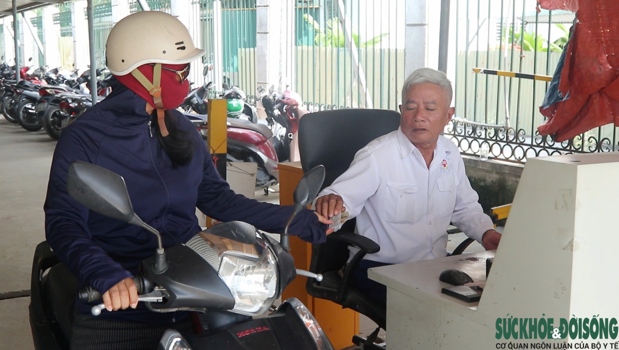 Bệnh viện ở Nghệ An miễn phí gửi xe cho người bệnh, người nhà- Ảnh 2.