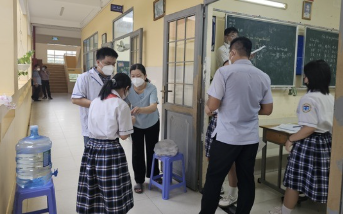 Ghi nhận học sinh thứ 4 mắc não mô cầu, dấu hiệu nào cần nhập viện?- Ảnh 2.