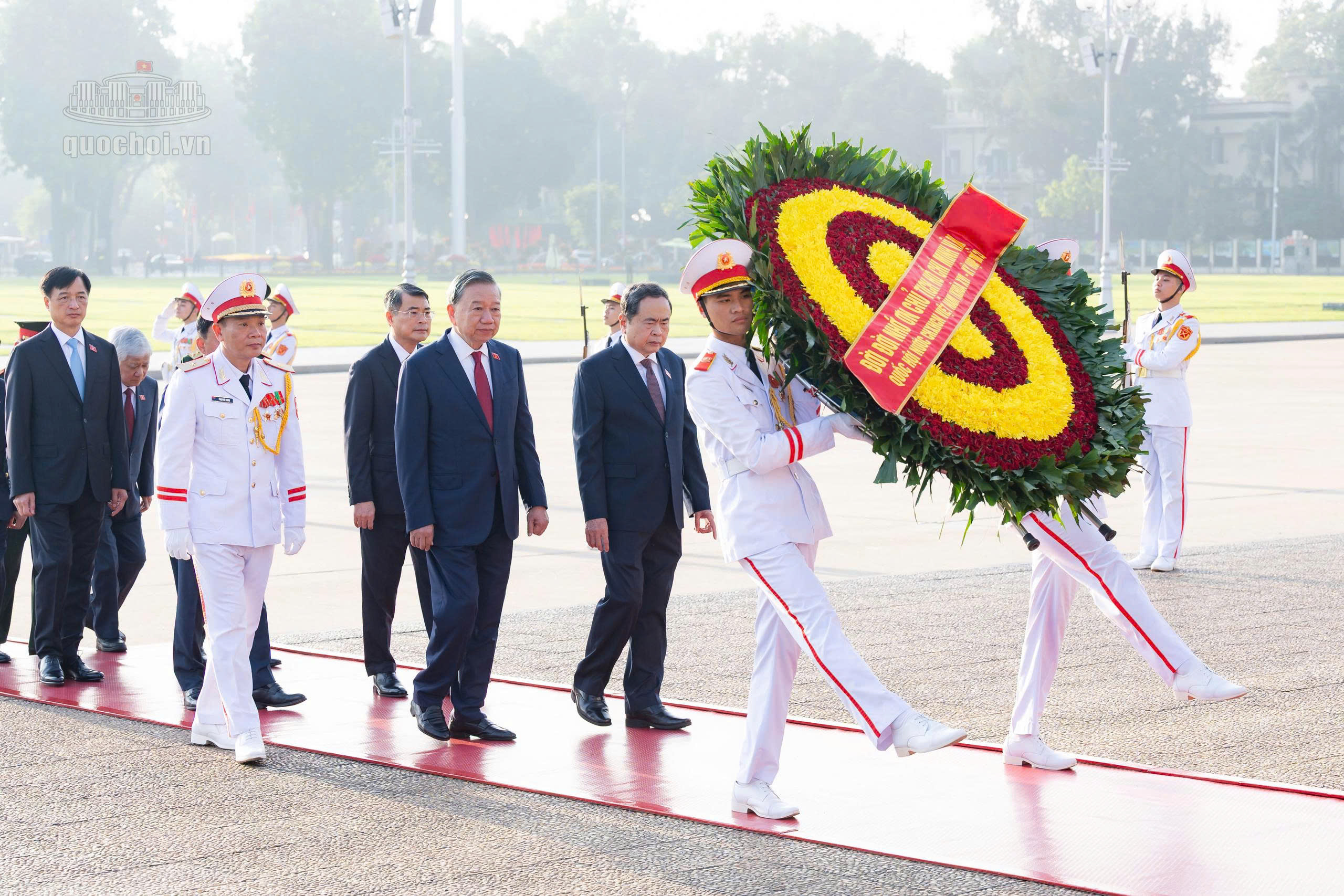 ĐBQH vào Lăng viếng Chủ tịch Hồ Chí Minh trước giờ khai mạc Kỳ họp thứ 2- Ảnh 2.