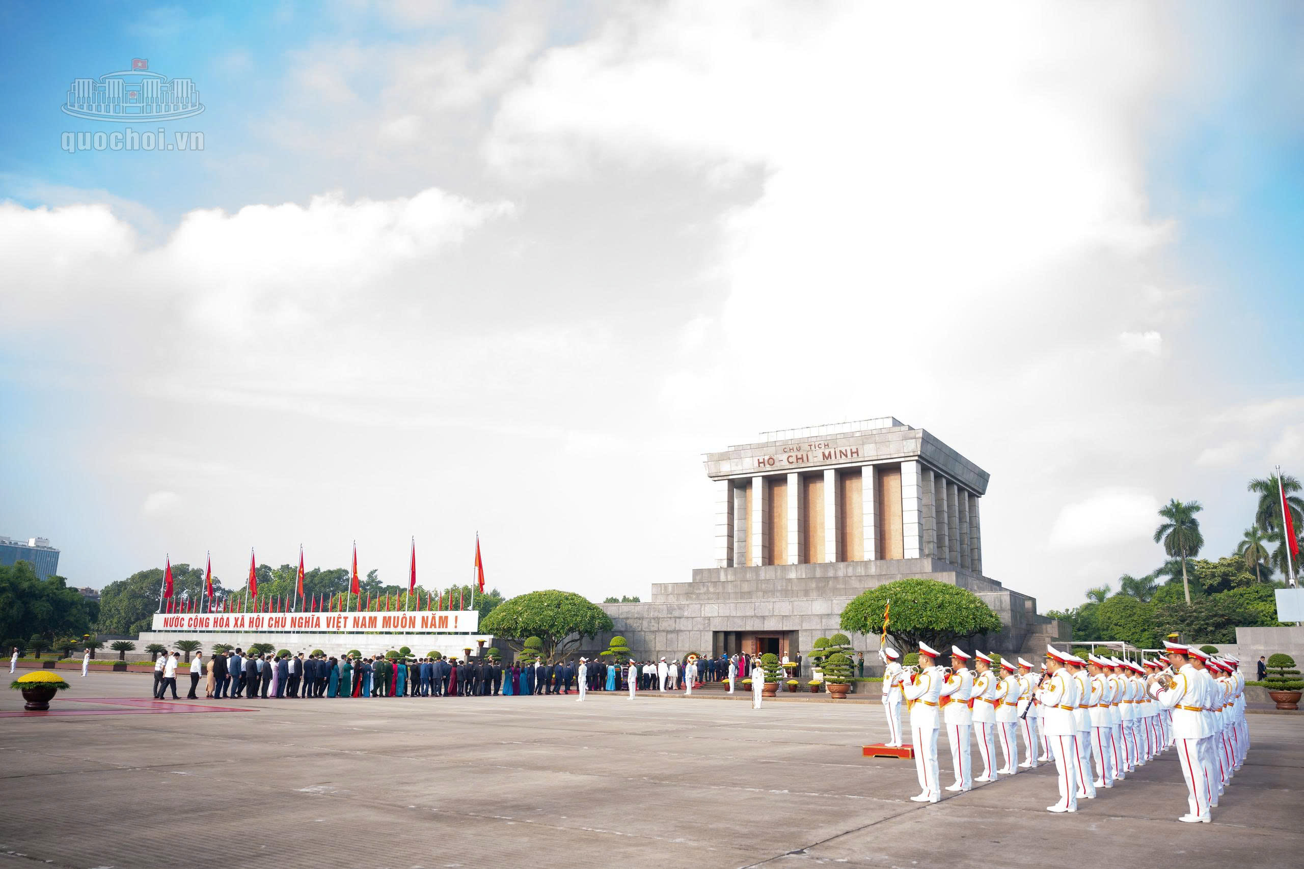 ĐBQH vào Lăng viếng Chủ tịch Hồ Chí Minh trước giờ khai mạc Kỳ họp thứ 2- Ảnh 7.
