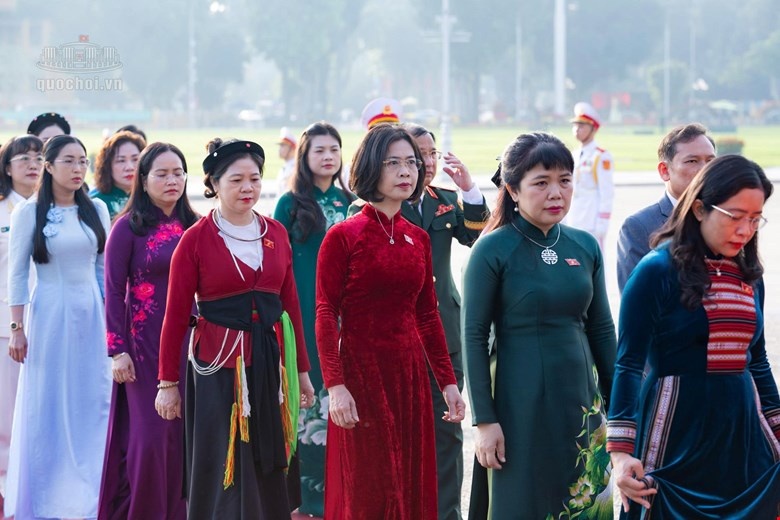 ĐBQH vào Lăng viếng Chủ tịch Hồ Chí Minh trước giờ khai mạc Kỳ họp thứ 2- Ảnh 4.