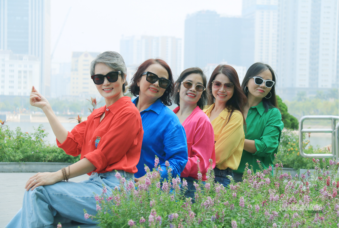 Thảm hoa violet Nhật ở Công viên An Hoà hút giới trẻ đến check-in- Ảnh 7.
