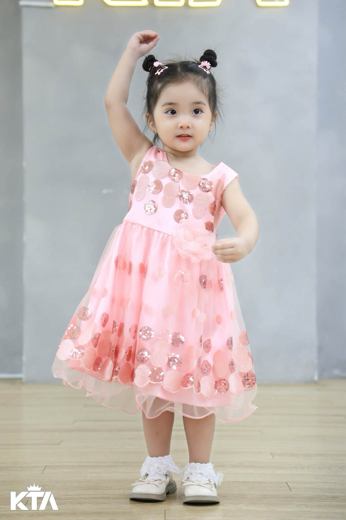 Lisa - con gái Khánh Thi tập văn nghệ mừng ngày Phụ nữ Việt Nam siêu đáng yêu- Ảnh 4.