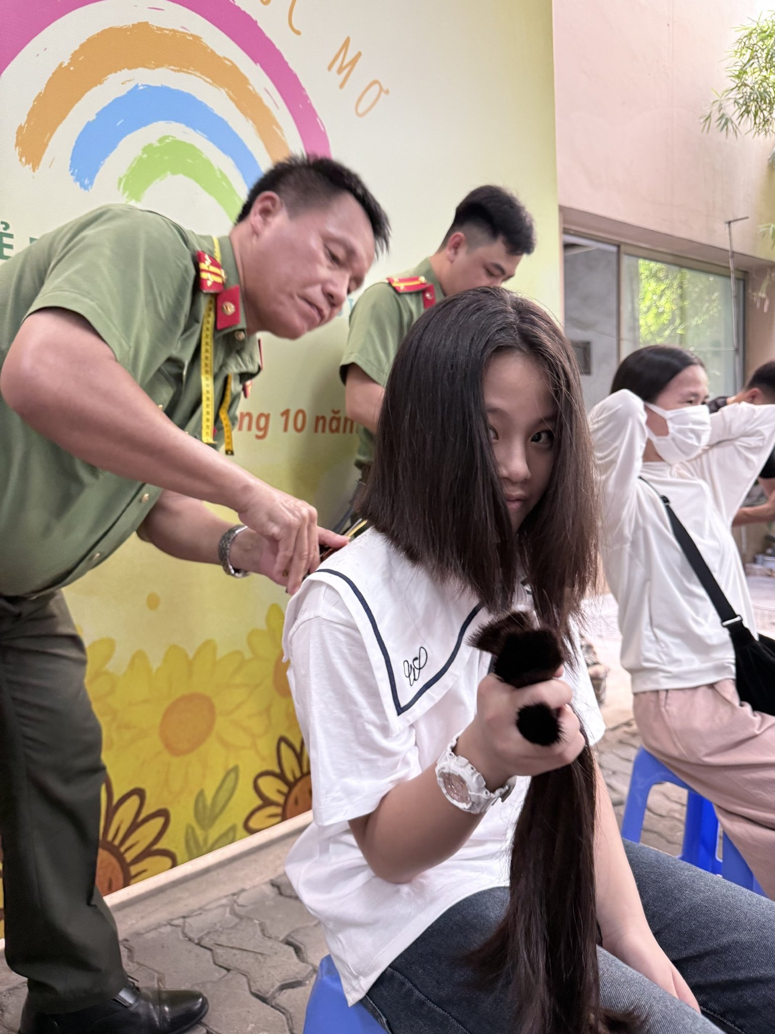 Những mái tóc trao đi, những giọt máu sẻ chia vì người bệnh- Ảnh 2.