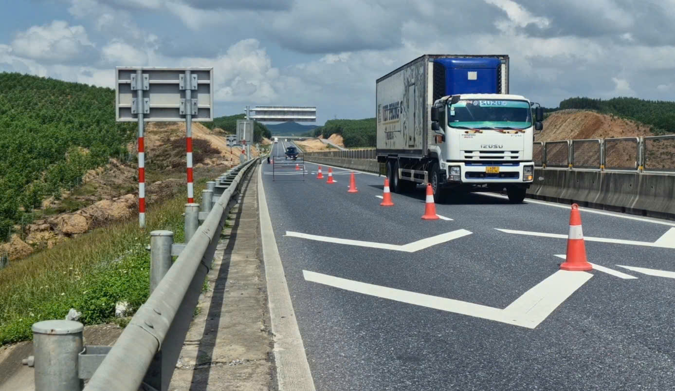 Các vệt hằn lún cao tốc Vạn Ninh - Cam Lộ đang được khắc phục ra sao?- Ảnh 2.