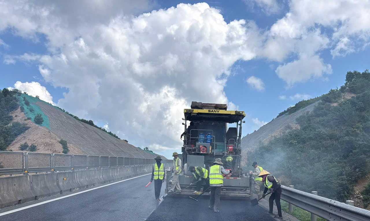 Các vệt hằn lún cao tốc Vạn Ninh - Cam Lộ đang được khắc phục ra sao?- Ảnh 4.