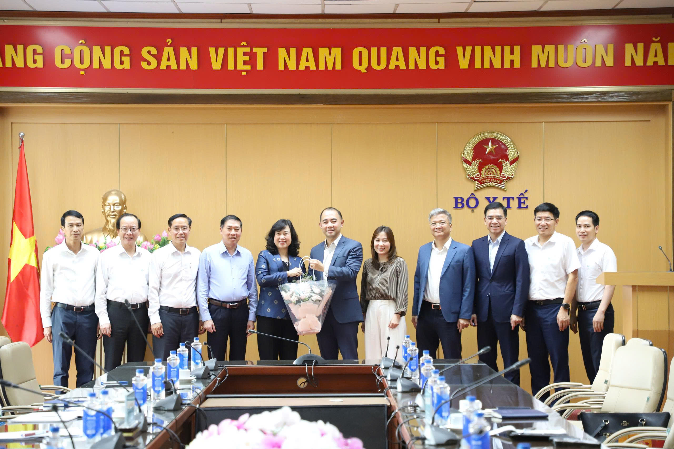 Bộ trưởng Đào Hồng Lan tiếp và làm việc với Đoàn công tác cấp cao Tập đoàn FedEx- Ảnh 3.