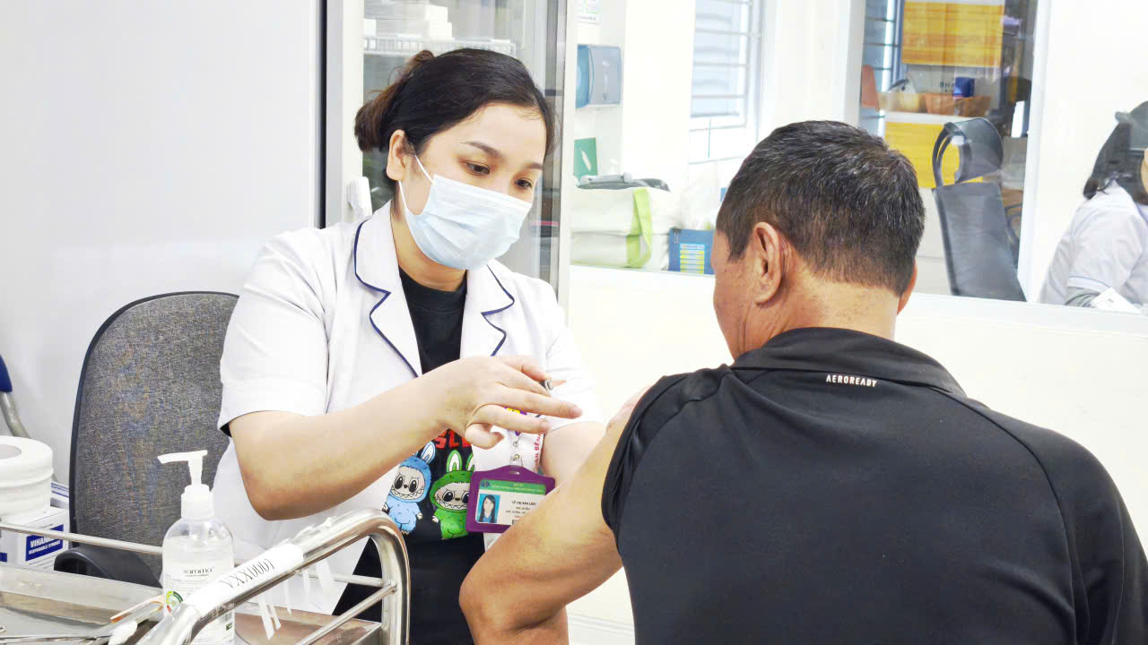 Bệnh não mô cầu xâm lấn: Diễn biến tối cấp, đe dọa tính mạng trong vài giờ - Ảnh 2.