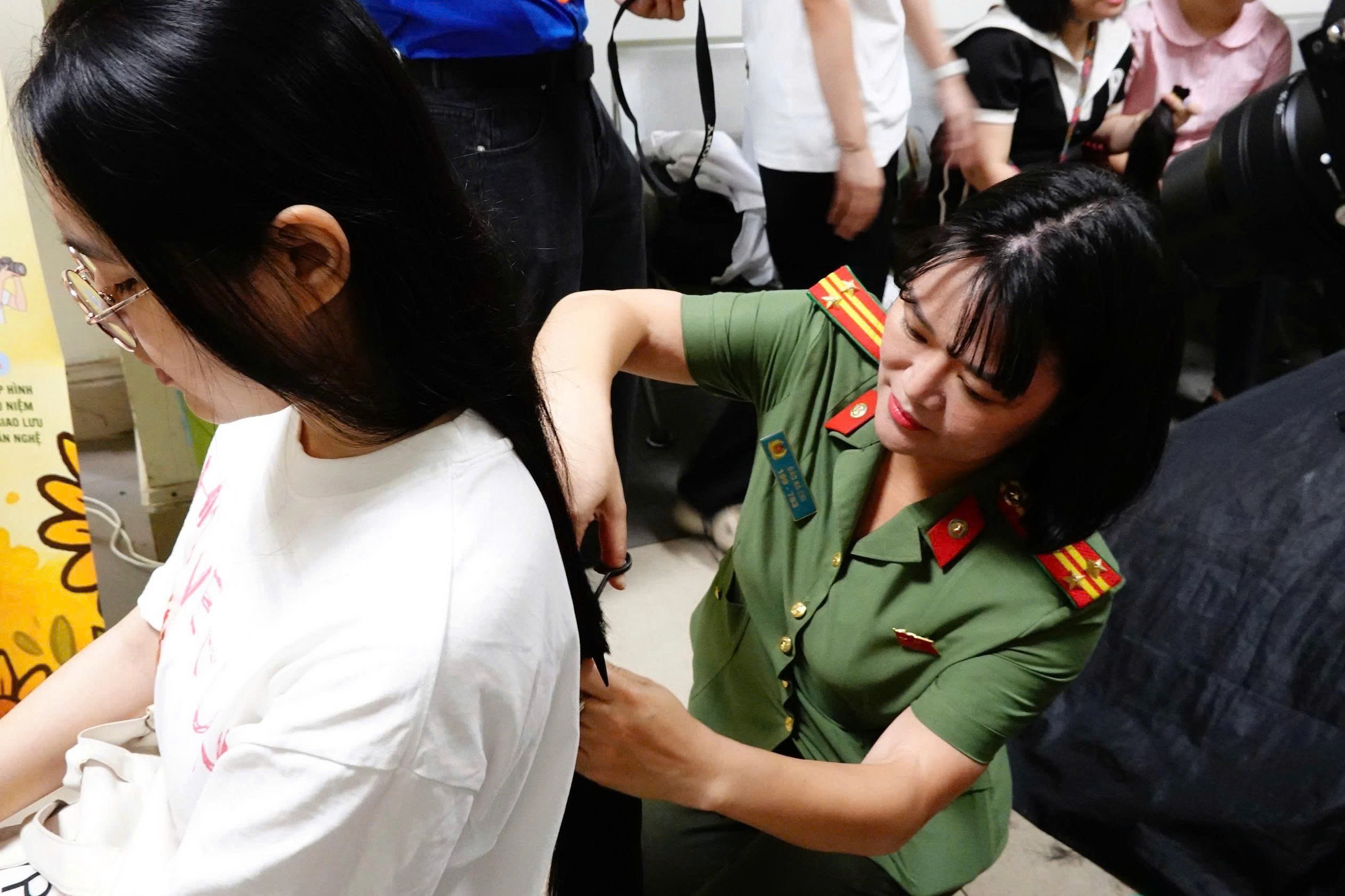 Trạm tóc ước mơ: Nối dài yêu thương, tiếp sức tới người bệnh ung thư - Ảnh 6.