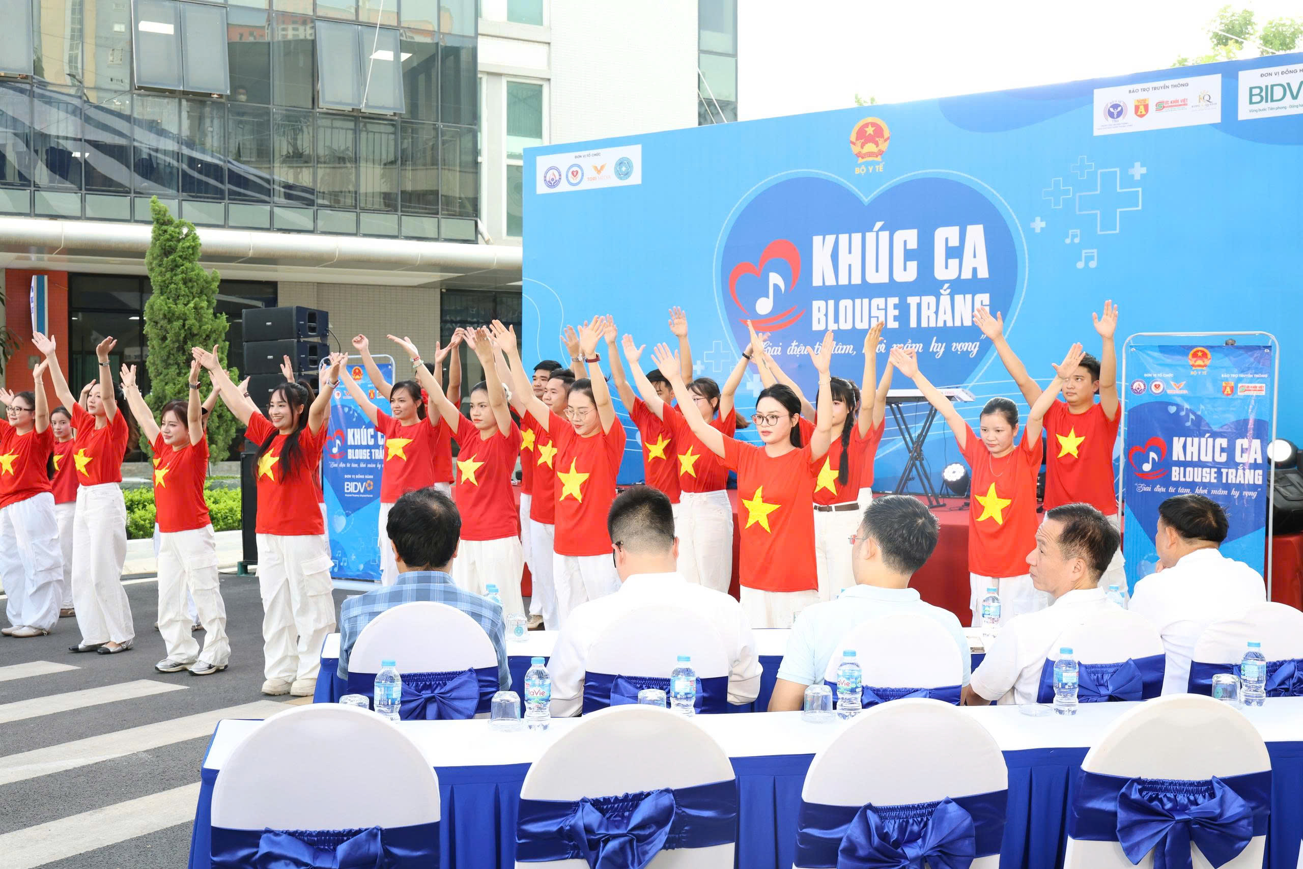 
"Khúc ca Blouse trắng - Điểm đến của những trái tim"- Ảnh 2.