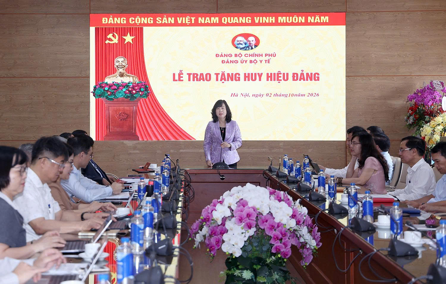 Đảng ủy Bộ Y tế tổ chức trao Huy hiệu 35 năm tuổi Đảng chođồngchíĐỗ Xuân Tuyên  - Ảnh 3.