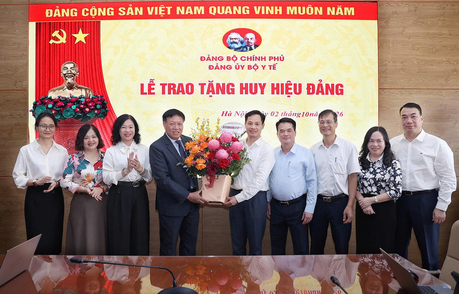 Đảng ủy Bộ Y tế tổ chức trao Huy hiệu 35 năm tuổi Đảng chođồngchíĐỗ Xuân Tuyên  - Ảnh 5.