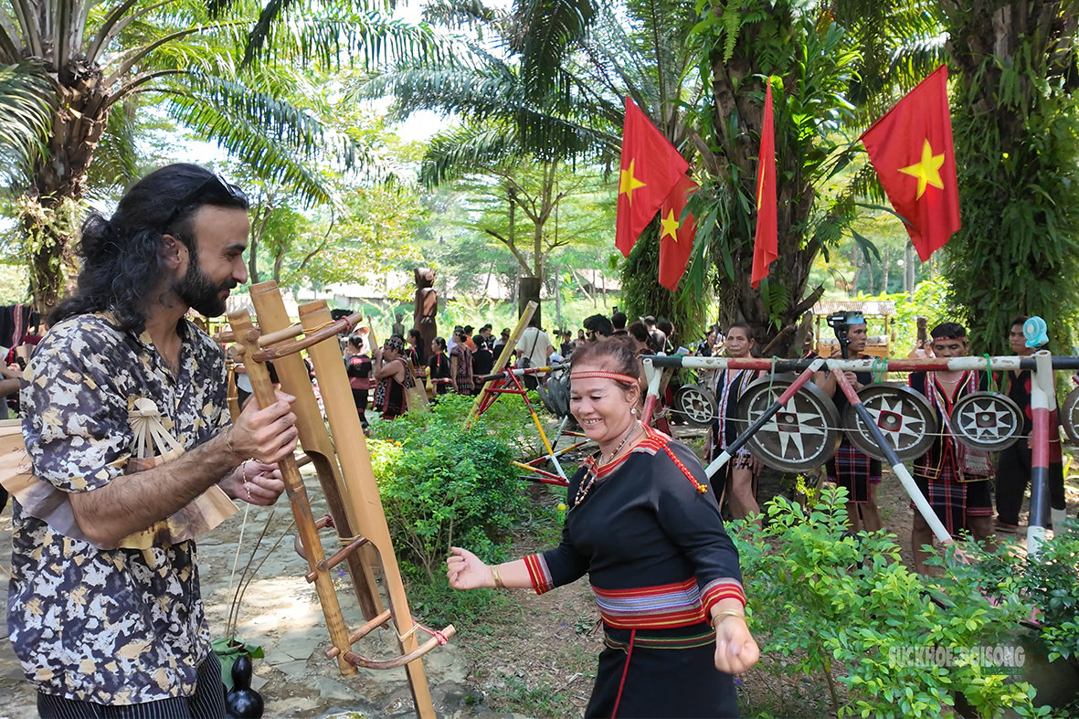 Tiếng cồng chiêng Tây Nguyên kết nối bạn bè năm châu- Ảnh 7.