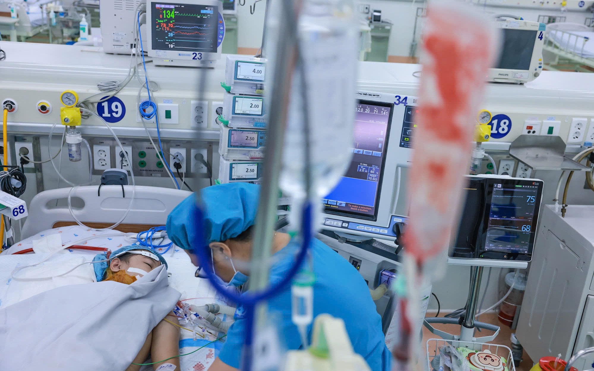 Trẻ mắc sốt xuất huyết Dengue chuyển nặng, cảnh giác biến chứng xuất huyết tiêu hóa- Ảnh 2.