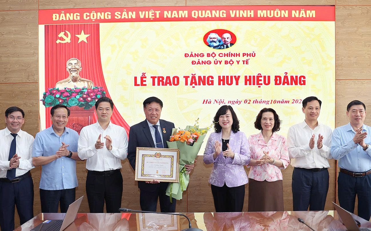 Bộ Y tế tổ chức trao Huy hiệu 35 năm tuổi Đảng cho đảng viên - Ảnh 5.