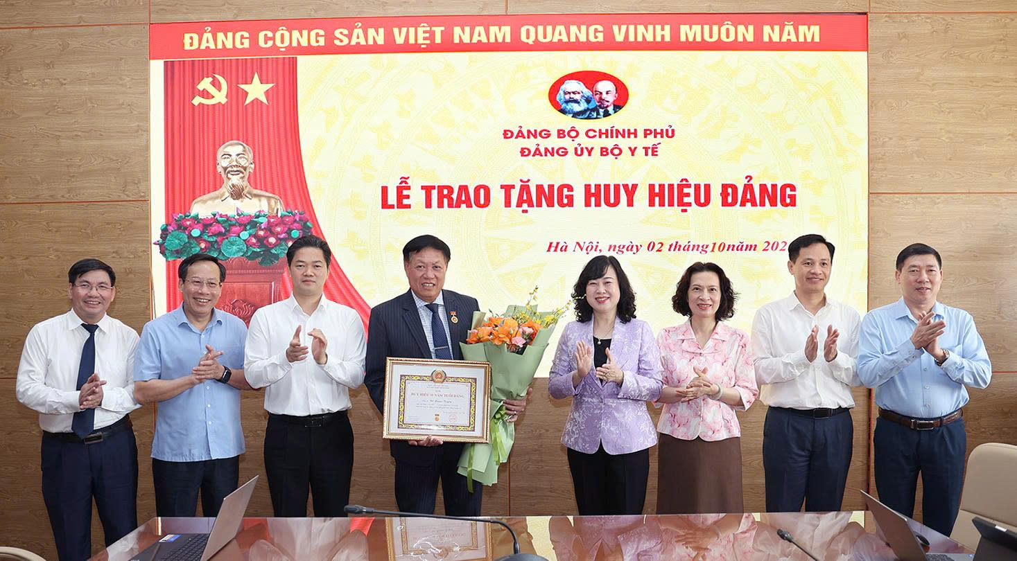 Đảng ủy Bộ Y tế tổ chức trao Huy hiệu 35 năm tuổi Đảng chođồngchíĐỗ Xuân Tuyên  - Ảnh 2.