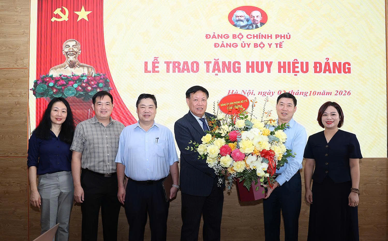 Đảng ủy Bộ Y tế tổ chức trao Huy hiệu 35 năm tuổi Đảng chođồngchíĐỗ Xuân Tuyên  - Ảnh 7.
