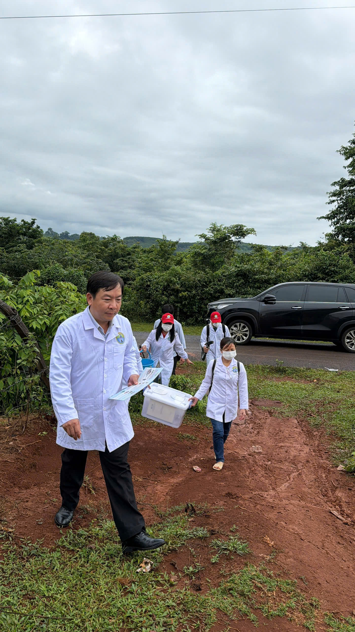 Những người đi trước hiểm họa... - Ảnh 6.