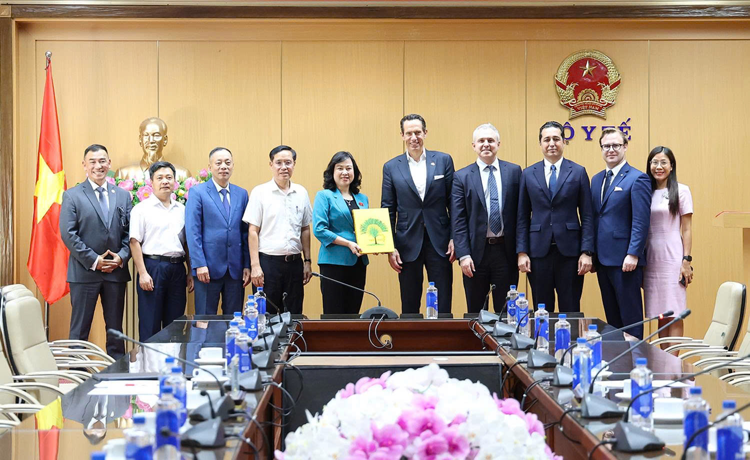 Bộ trưởng Đào Hồng Lan tiếp, làm việc với Tổng Giám đốc Điều hành Tập đoàn DKSH- Ảnh 4.