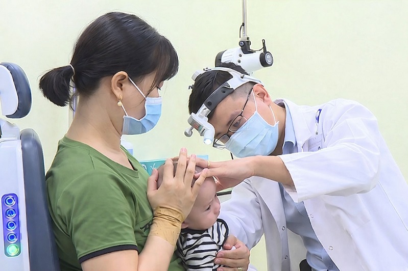 Bé 5 tuổi ù tai do ruồi chết và nhiều ấu trùng trong ống tai - Ảnh 2.