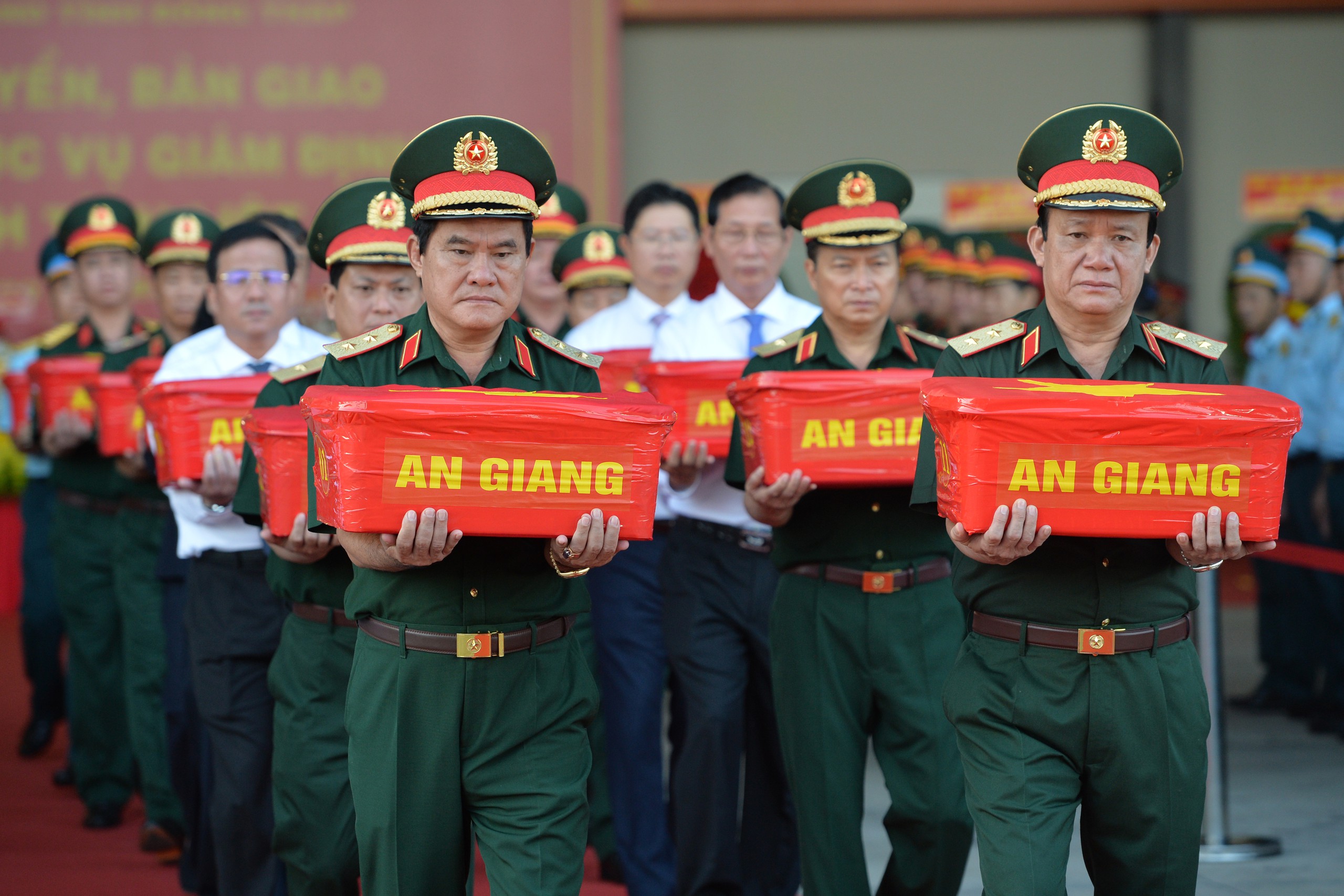 Chuyến bay mang theo hy vọng tìm lại tên những liệt sĩ- Ảnh 3.