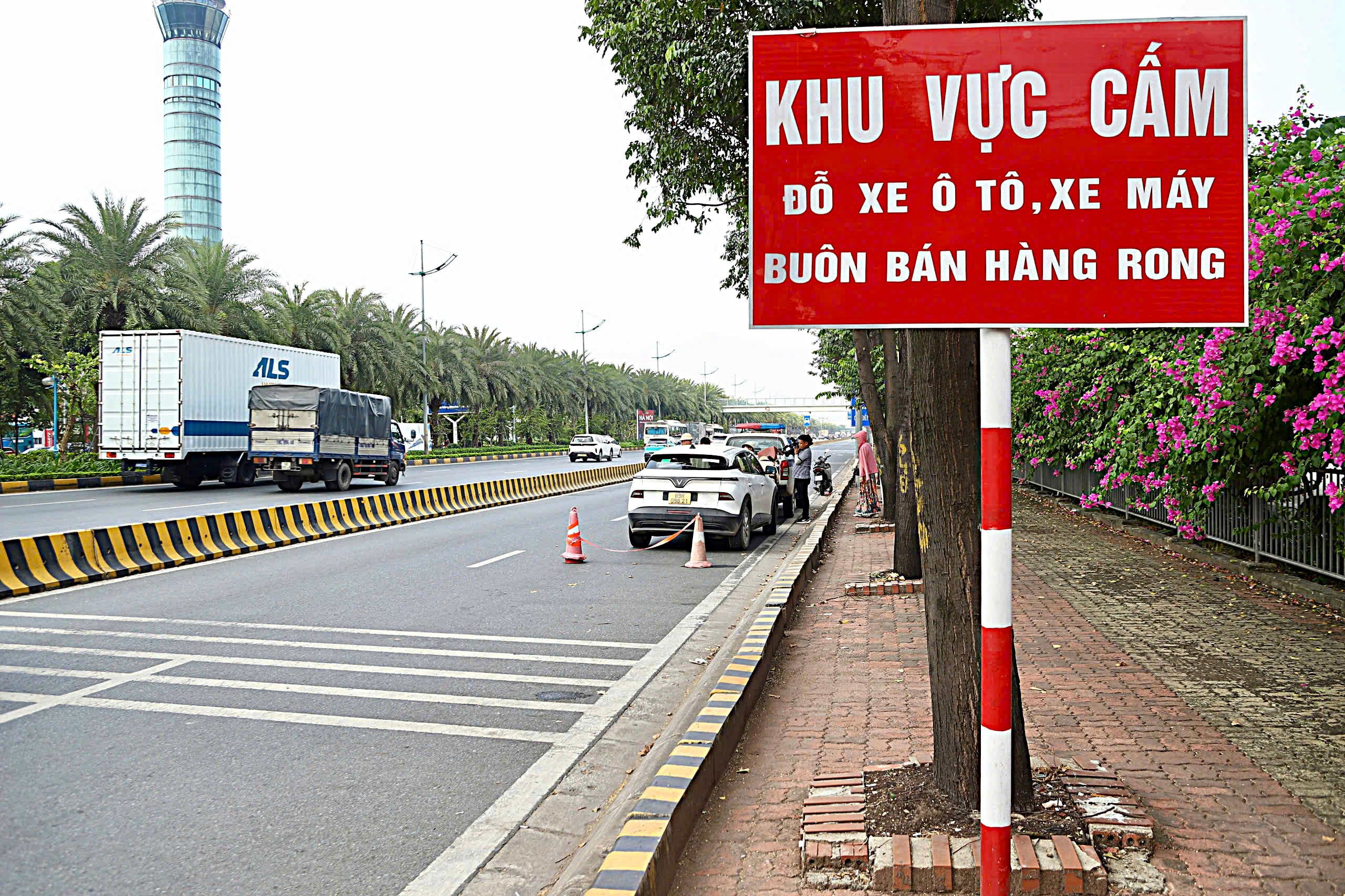 Thấy CSGT là di chuyển, xe dừng, đỗ sai ở Nội Bài bị xử lý ra sao?- Ảnh 2.