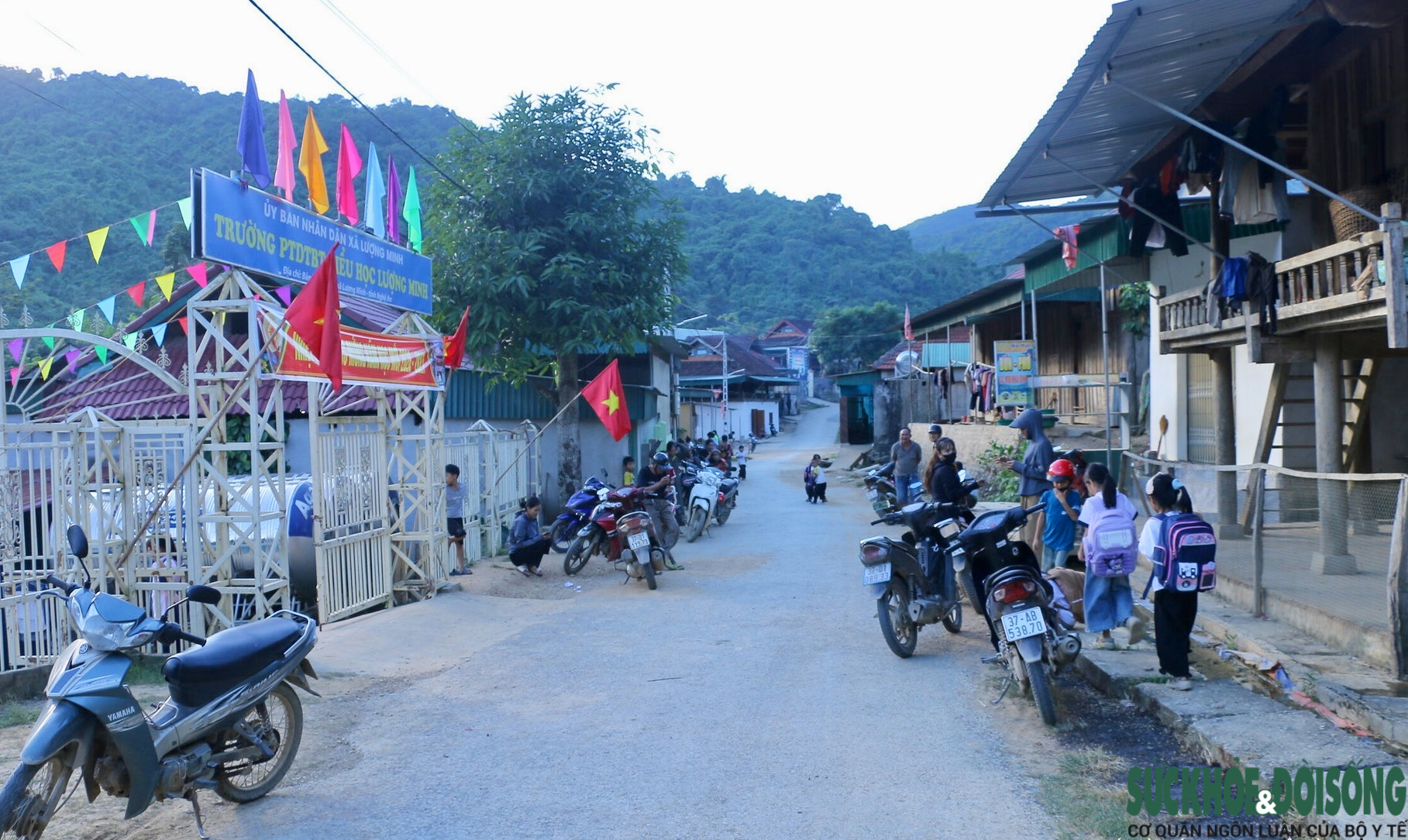 Vượt sông để đến trường - Ảnh 1.