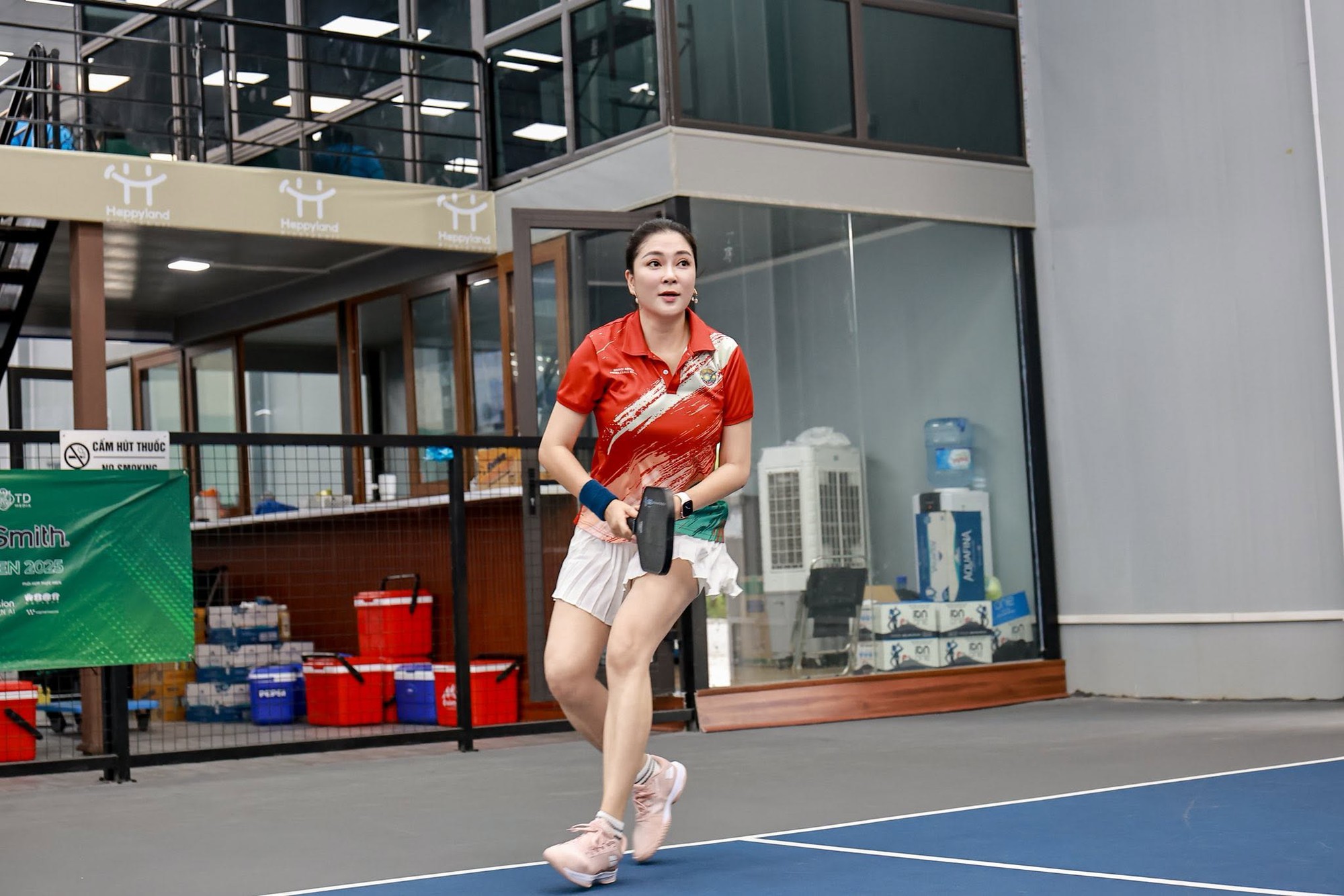 Hoa hậu Nguyễn Thị Huyền khoe ảnh gây tò mò với khán giả- Ảnh 2.