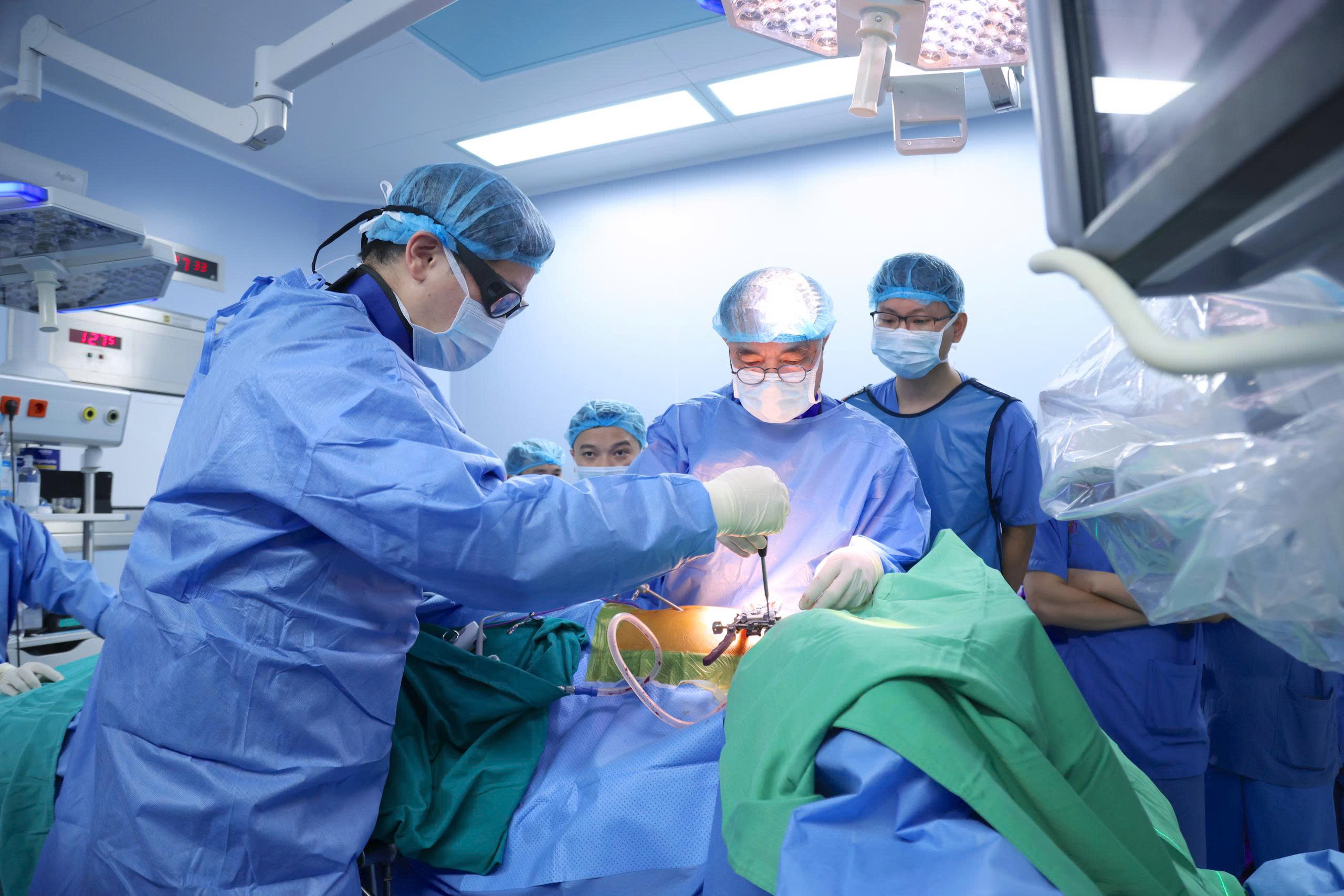 Lần đầu tiên tại Việt Nam phẫu thuật nắn chỉnh vẹo cột sống không ghép xương tại - Ảnh 2.