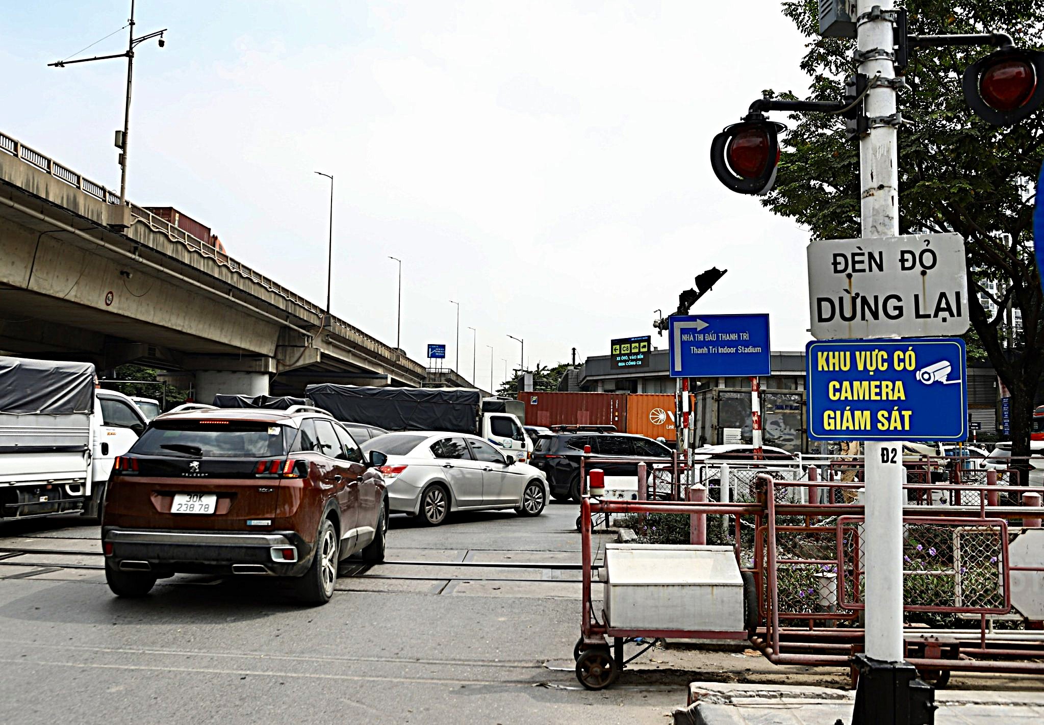 Hà Nội xử lý hơn 500 vi phạm giao thông đường sắt, phạt hơn 370 triệu- Ảnh 3.