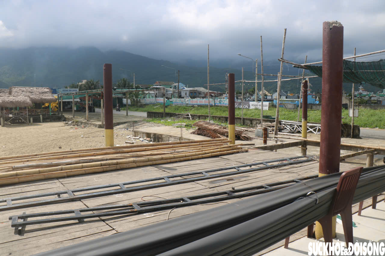 Cận cảnh hàng quán lấn chiếm bờ biển vịnh Lăng Cô trong thời gian tháo dỡ - Ảnh 5.