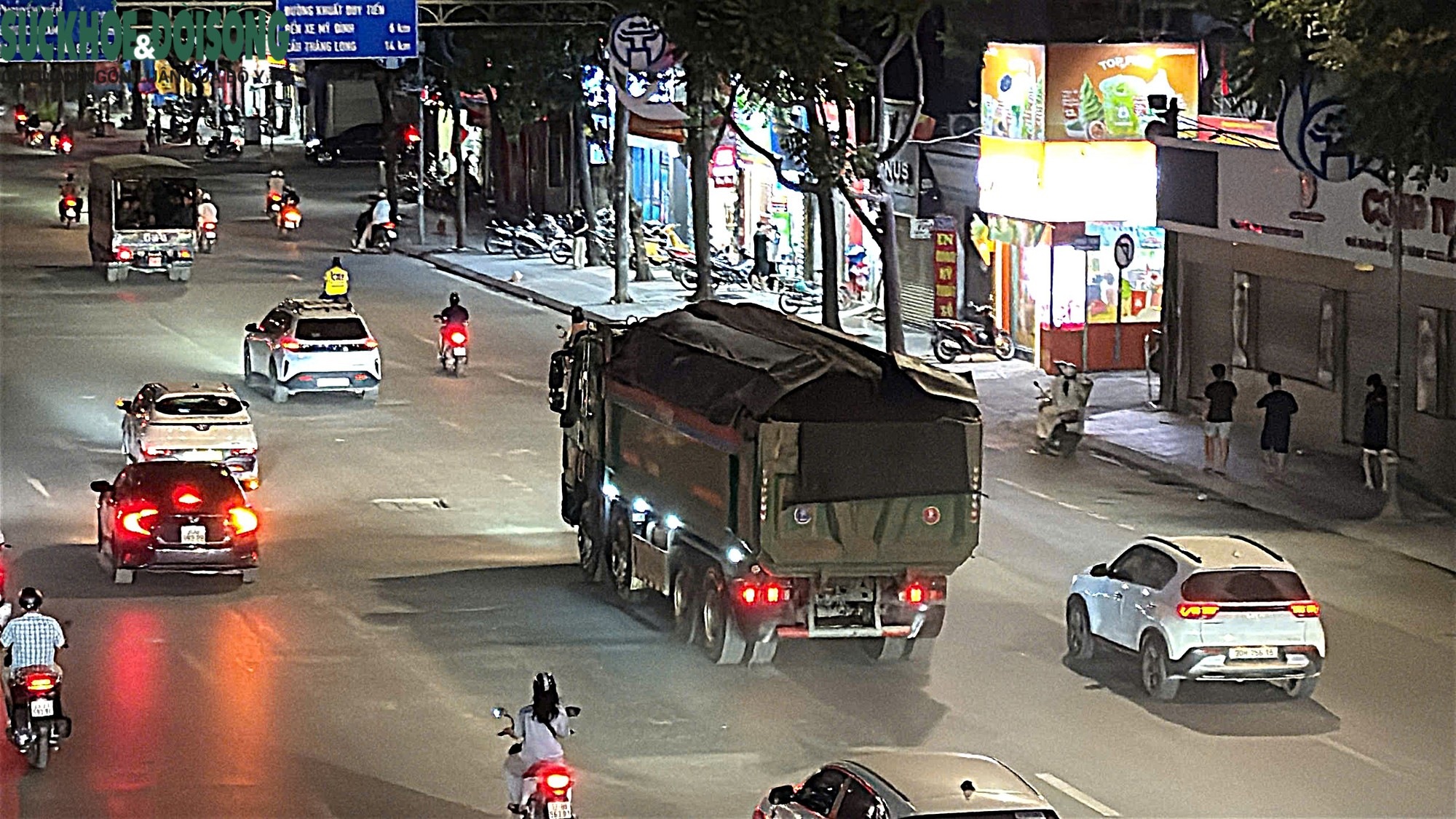 Nhiều xe có dấu hiệu quá tải, cơi nới di chuyển trên đường Nguyễn Trãi về đêm- Ảnh 4.