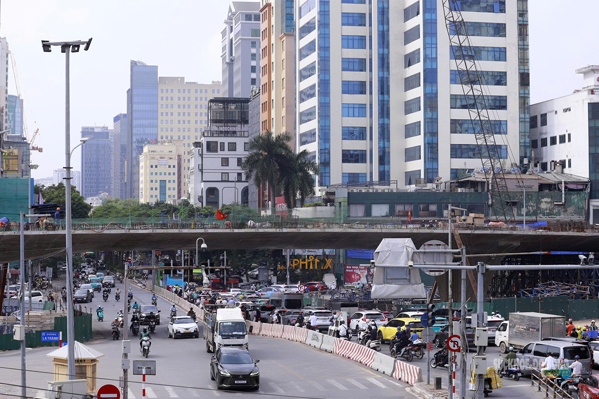 Hai cầu vượt Vành đai 1 tăng tốc thi công, hướng tới hoàn thành cuối năm 2026 - Ảnh 2.