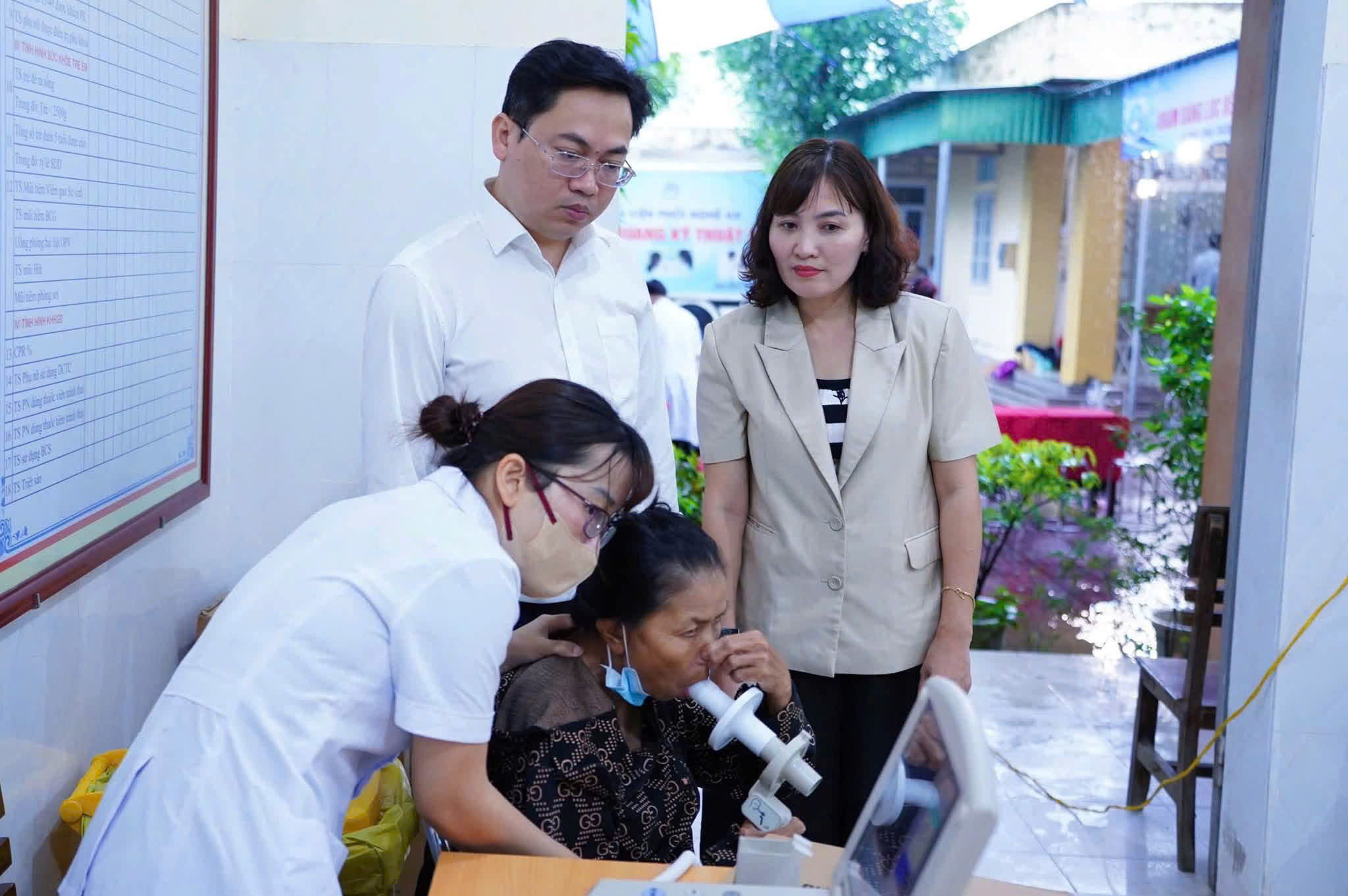 Nghệ An đưa chăm sóc sức khỏe ban đầu đến gần dân - Ảnh 4.