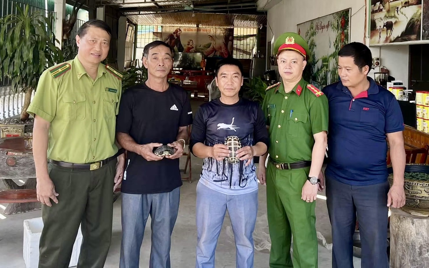 Thả 2 cá thể trăn đất quý hiếm về môi trường tự nhiên- Ảnh 2.