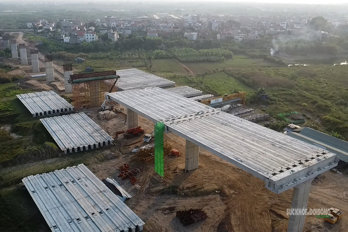 Cầu Hồng Hà gần 10.000 tỷ đồng lộ diện những nhịp dầm đầu tiên - Ảnh 3.