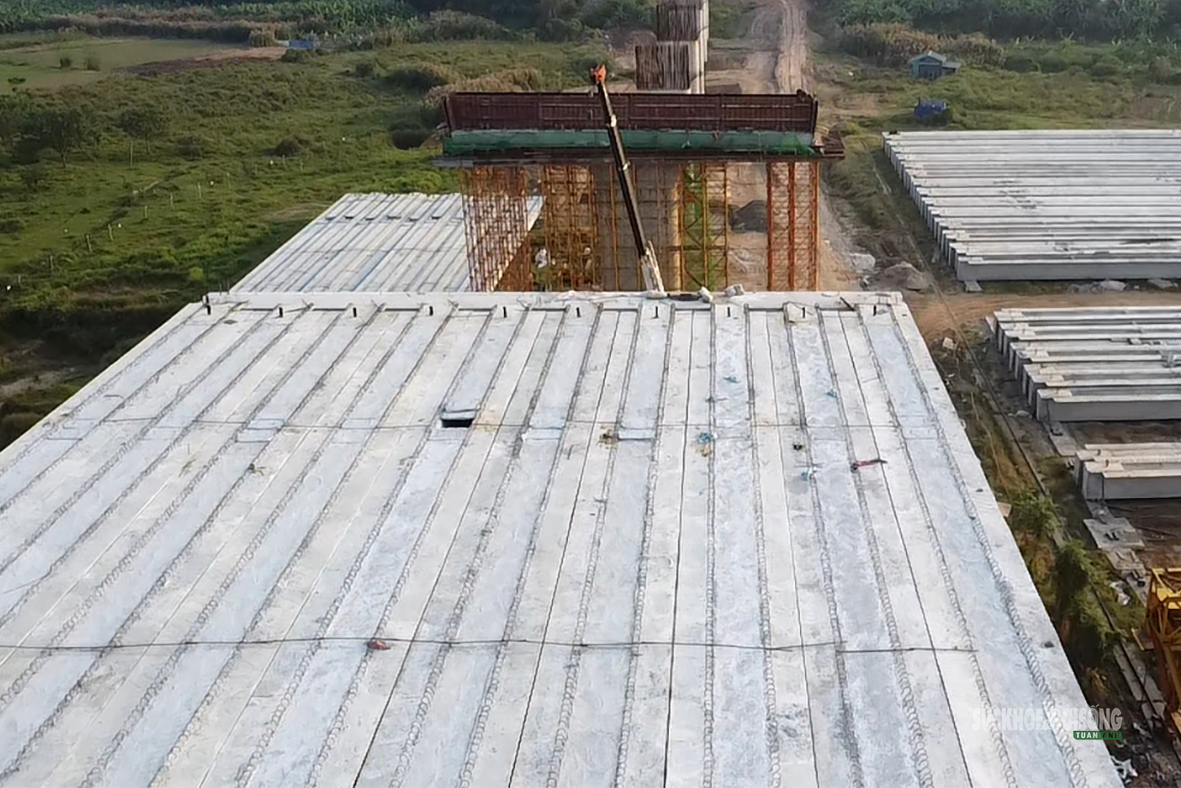 Cầu Hồng Hà gần 10.000 tỷ đồng lộ diện những nhịp dầm đầu tiên - Ảnh 4.