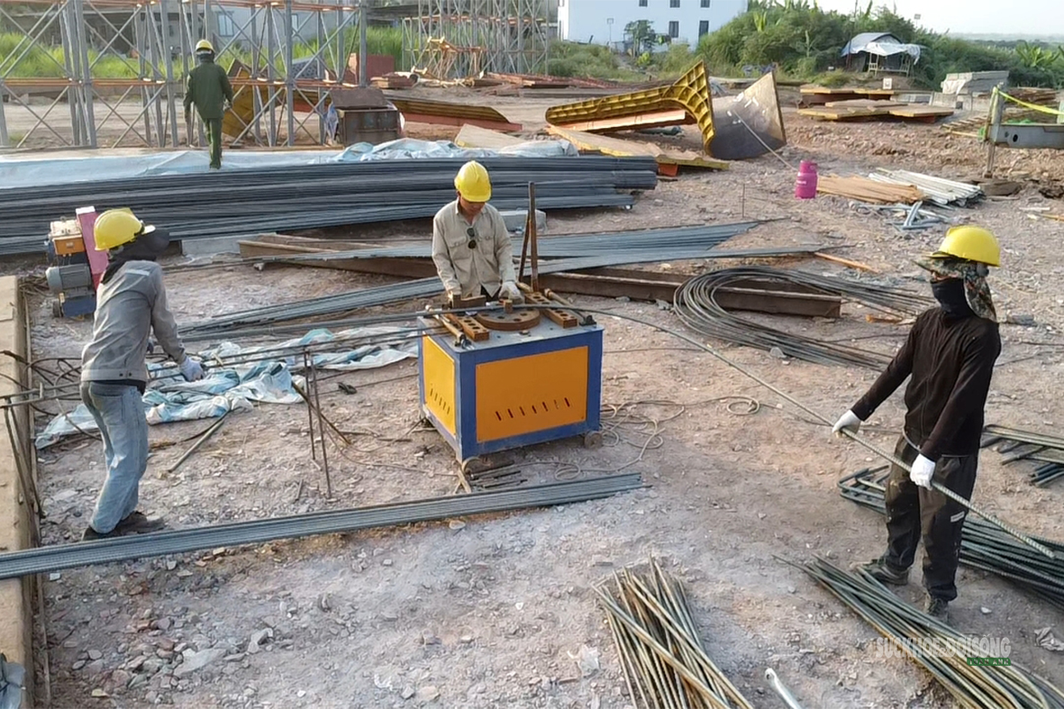 Cầu Hồng Hà gần 10.000 tỷ đồng lộ diện những nhịp dầm đầu tiên - Ảnh 6.
