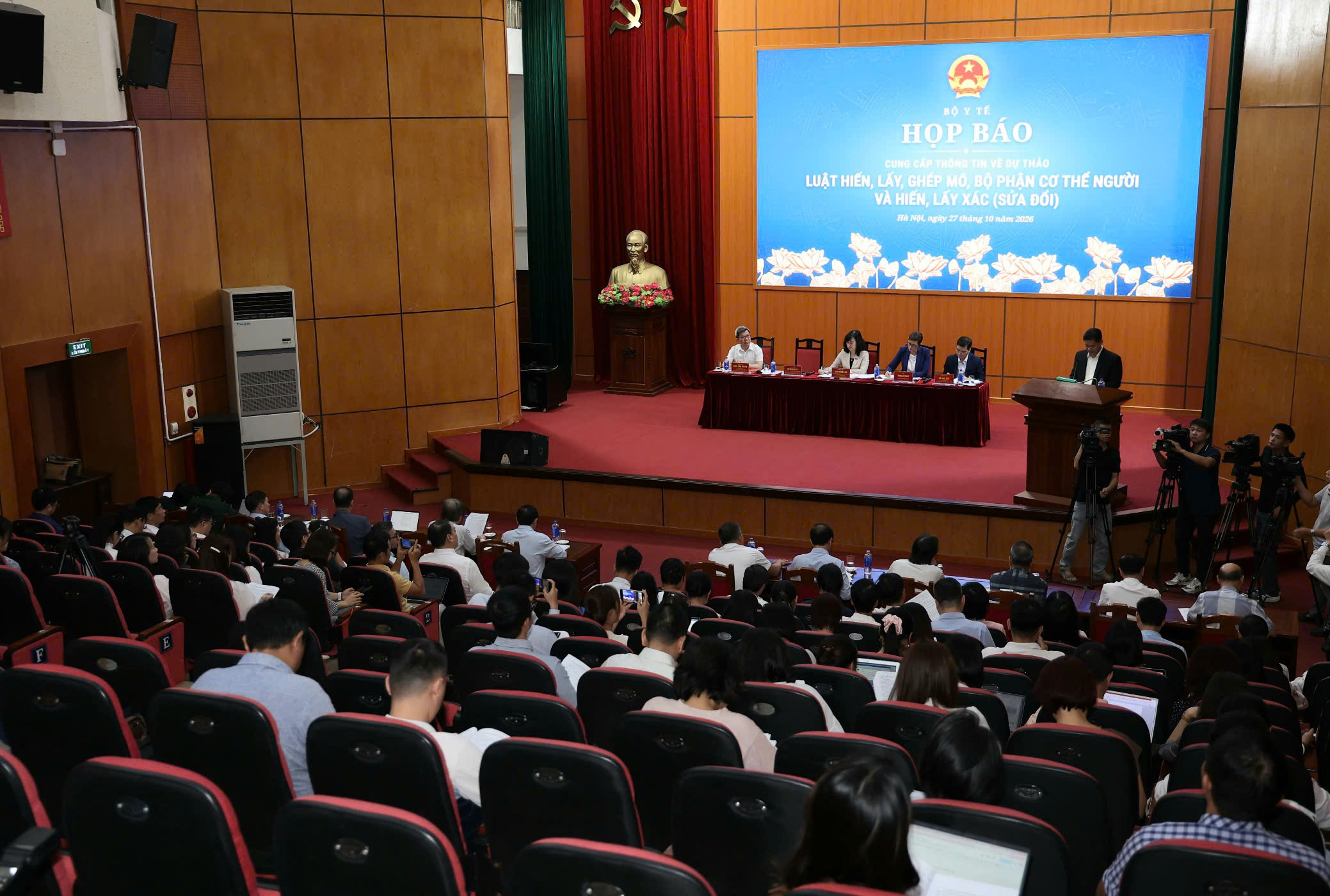 Bộ Y tế họp báo cung cấp thông tin về dự thảo Luật Hiến, lấy, ghép mô - Ảnh 4.