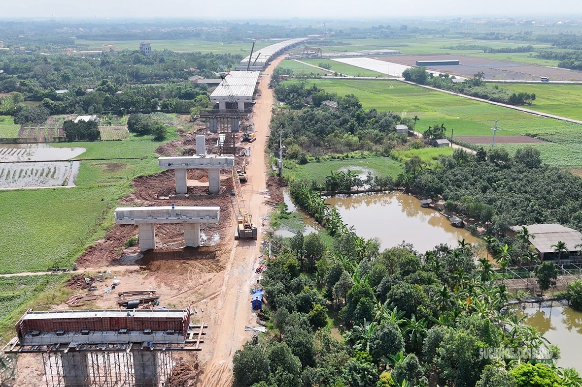 Hối hả thi công cầu Vân Phúc vượt sông Hồng - Ảnh 3.