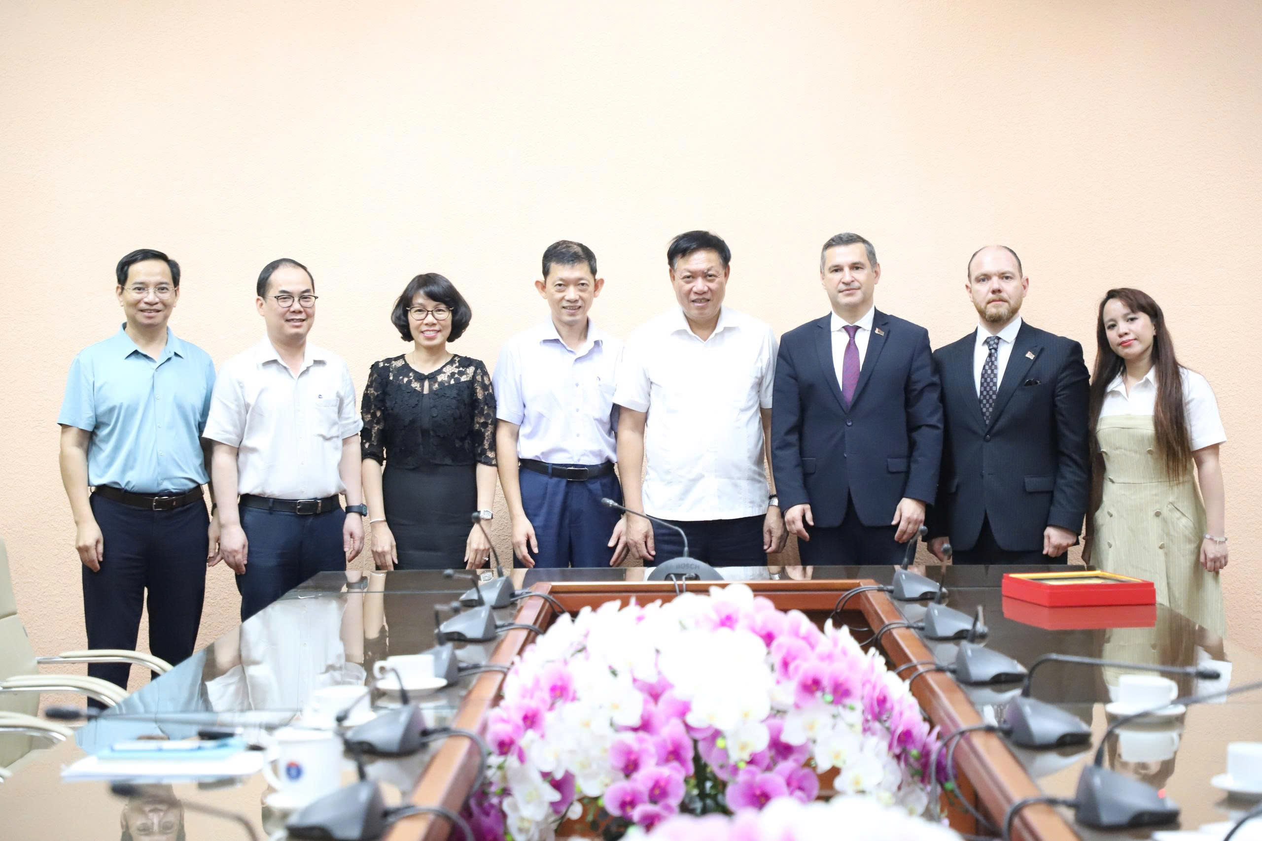 Thứ trưởng Bộ Y tế Đỗ Xuân Tuyên tiếp, làm việc với Thứ trưởng Bộ Y tế - Ảnh 4.