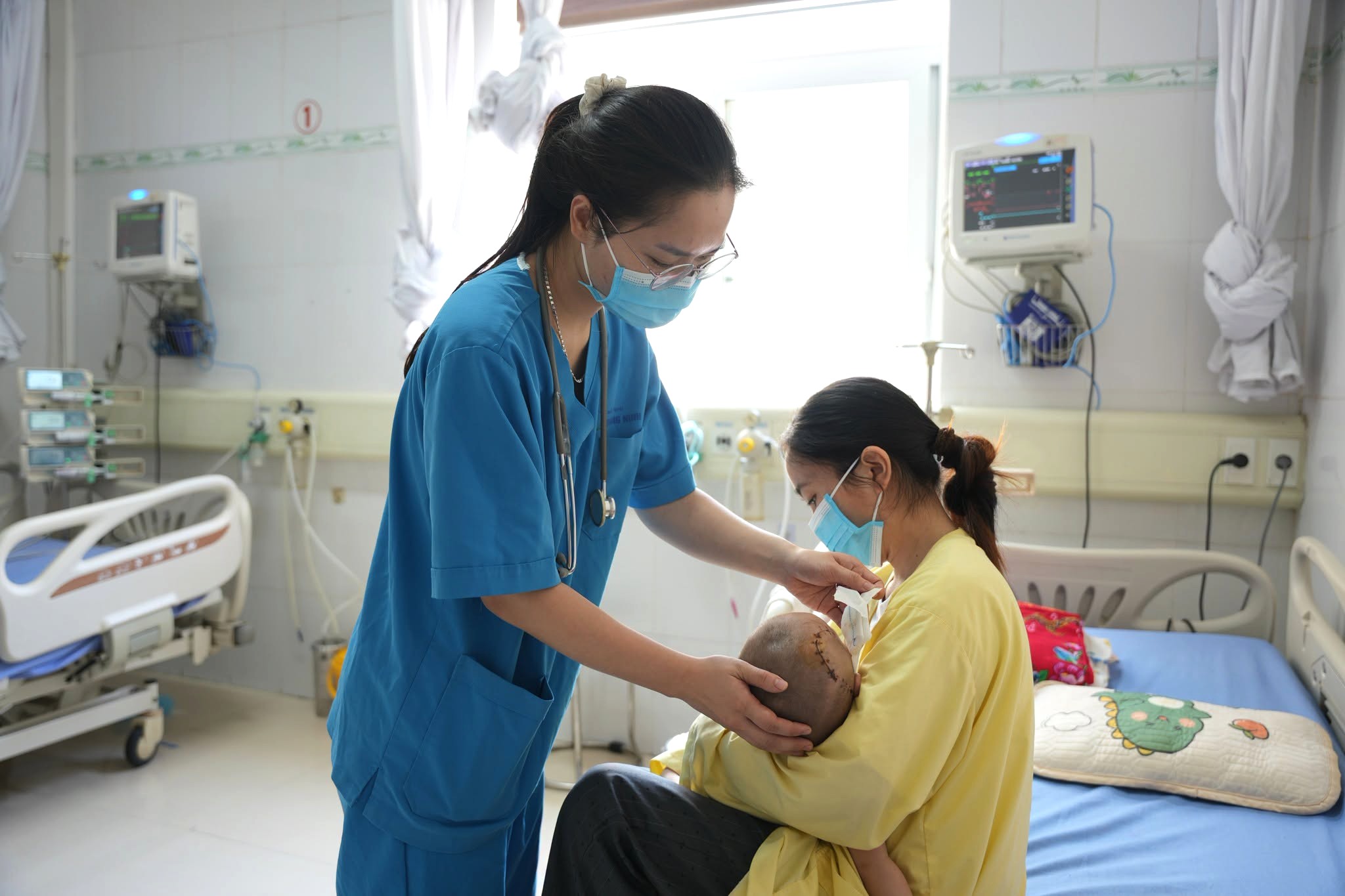 Chạy đua thời gian giành sự sống cho bé 11 tháng tuổi, vỡ xương sọ- Ảnh 2.