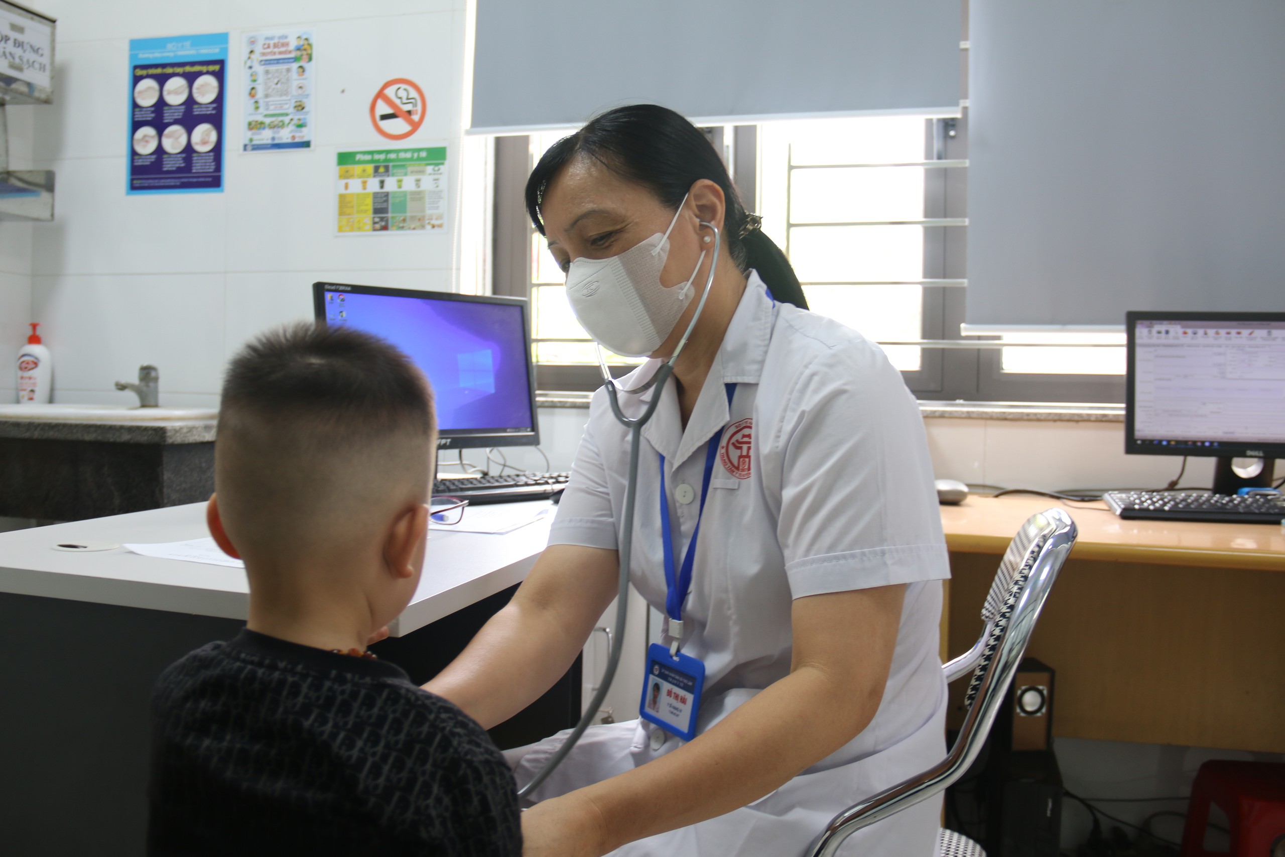 Hà Nội thông qua chính sách đặc thù miễn viện phí cho trẻ em nghèo, tai nạn- Ảnh 2.